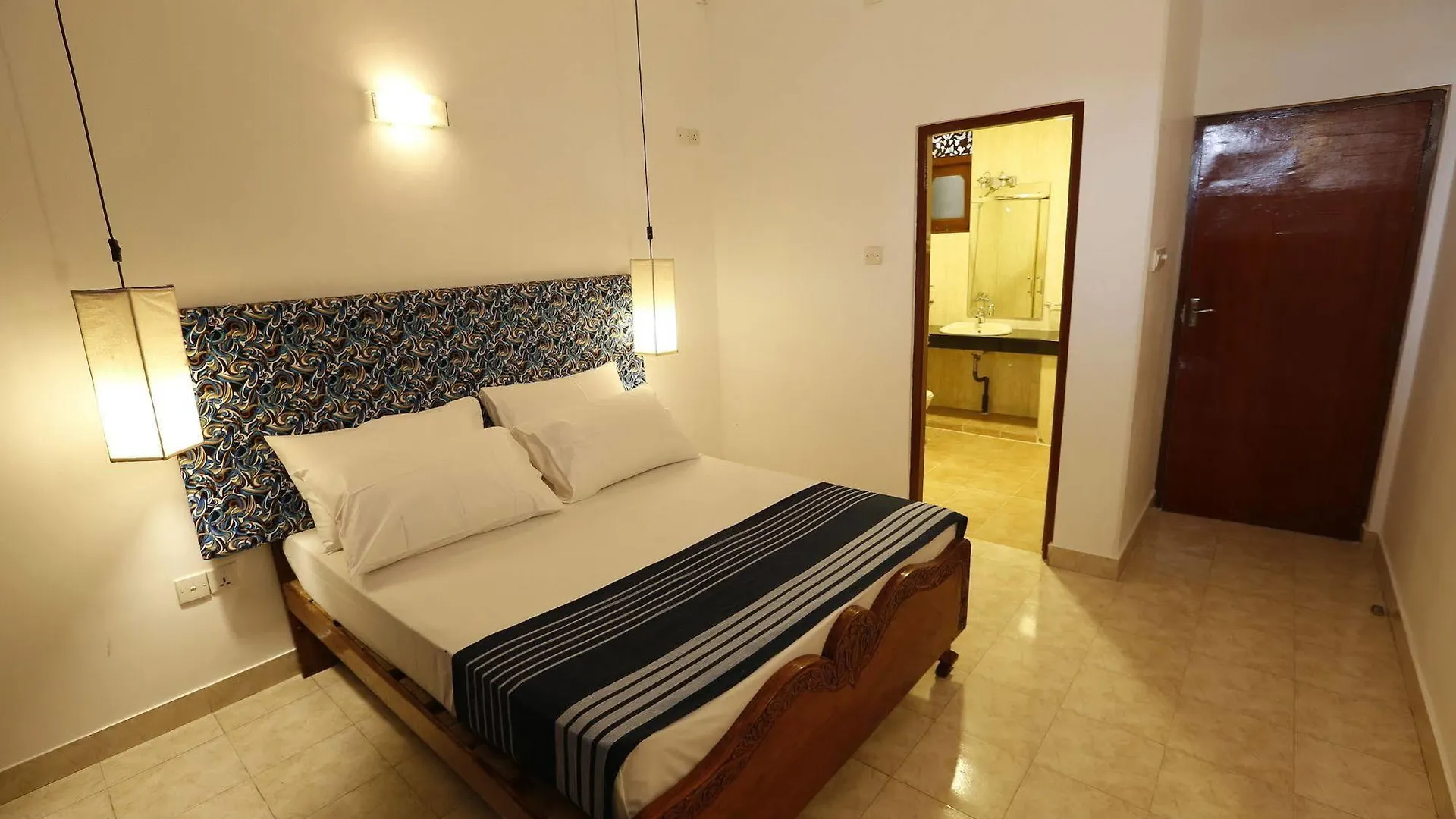 The Reef Beach Hotel Negombo